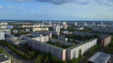 Hava manzaralı uçuş. Büyük panel sistem binası, prefabrik konut kompleksi, Berlin Marzahn Doğu Alman yazı 2023.