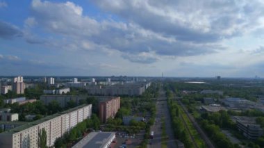 Hava manzaralı uçuş. Büyük panel sistem binası, prefabrik konut kompleksi, Berlin Marzahn Doğu Alman yazı 2023 panorama genel bakış 4k insansız hava aracı.