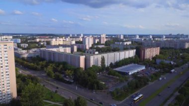Hava manzaralı uçuş. Büyük panel sistem binası, prefabrik konut kompleksi, Berlin Marzahn Doğu Alman yazı 2023 panorama genel bakış 4k insansız hava aracı.