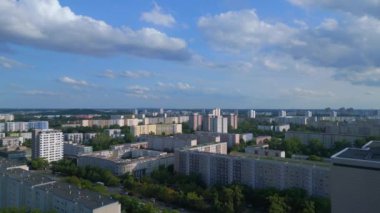 Hava manzaralı uçuş. Geniş panel sistem binası, prefabrik konut kompleksi, Berlin Marzahn Doğu Alman yazı 2023.