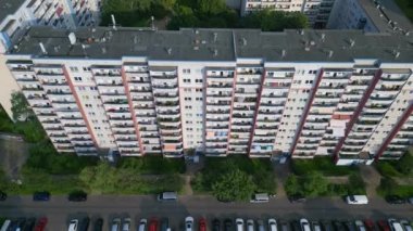 Hava manzaralı uçuş. Büyük panel sistem binası, prefabrik konut kompleksi, Berlin Marzahn Doğu Alman yaz 2023 İHA 'sı 4k sinemasının üzerinde.