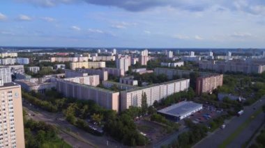 Hava manzaralı uçuş. Büyük panel sistem binası, prefabrik konut kompleksi, Berlin Marzahn Doğu Alman yazı 2023 İHA 4K 'dan iniyor.