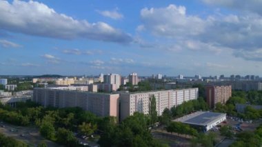 Hava manzaralı uçuş. Büyük panel sistem binası, prefabrik konut kompleksi, Berlin Marzahn Doğu Alman yazı 2023 panorama genel bakış 4k insansız hava aracı.