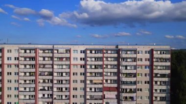 Hava manzaralı uçuş. Geniş panel sistem binası, prefabrik konut kompleksi, Berlin Marzahn Doğu Alman yazı 2023 İHA 4k sinemasal iniş yaptı.