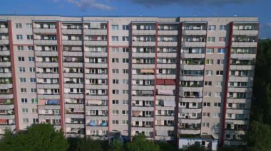 Hava manzaralı uçuş. Büyük panel sistem binası, prefabrik konut kompleksi, Berlin Marzahn Doğu Alman yaz 2023, patlama sol İHA 4K sinemasına kayıyor.