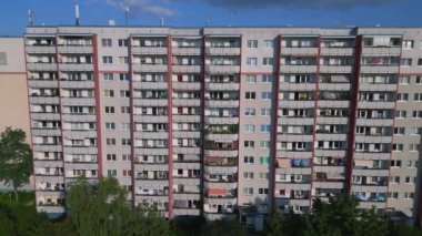 Hava manzaralı uçuş. Büyük panel sistem binası, prefabrik konut kompleksi, Berlin Marzahn Doğu Alman yazı 2023 sağ İHA 4K sinemasına kayıyor.