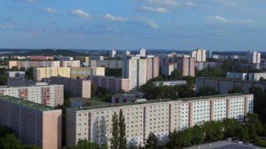 Hava manzaralı uçuş. Büyük panel sistem binası, prefabrik konut kompleksi, Berlin Marzahn Doğu Alman yazı 2023 uçuş üstü 4k insansız hava aracı.