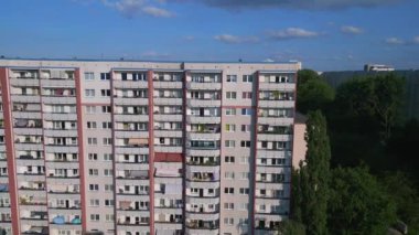 Hava manzaralı uçuş. Büyük panel sistem binası, prefabrik konut kompleksi, Berlin Marzahn Doğu Alman yazı 2023 İHA 4k sineması yükseliyor.