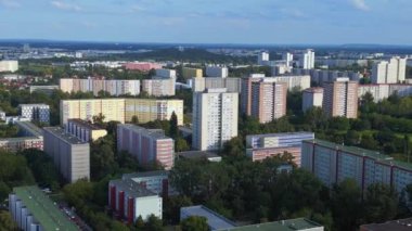 Hava manzaralı uçuş. Büyük panel sistem binası, prefabrik konut kompleksi, Berlin Marzahn Doğu Alman yazı 2023.