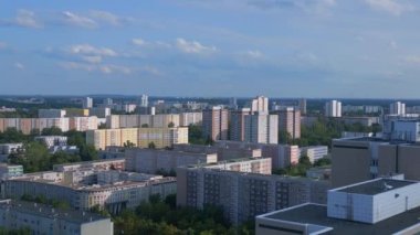 Hava manzaralı uçuş. Büyük panel sistem binası, prefabrik konut kompleksi, Berlin Marzahn Doğu Alman yazı 2023 uçuş üstü 4k insansız hava aracı.