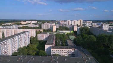 Hava manzaralı uçuş. Büyük panel sistem binası, prefabrik konut kompleksi, Berlin Marzahn Doğu Alman yazı 2023. İnsansız hava aracı 4k sinemada yavaşça batıyor.