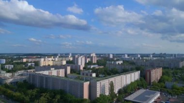 Hava manzaralı uçuş. Büyük panel sistem binası, prefabrik konut kompleksi, Berlin Marzahn Doğu Alman yaz 2023, patlama sol İHA 4K sinemasına kayıyor.