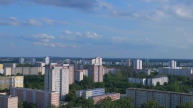 Hava manzaralı uçuş. Büyük panel sistem binası, prefabrik konut kompleksi, Berlin Marzahn Doğu Alman yazı 2023.