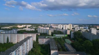 Hava manzaralı uçuş. Geniş panel sistem binası, prefabrik konut kompleksi, Berlin Marzahn Doğu Alman yazı 2023 İHA 4k sinemasal iniş yaptı.