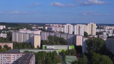 Hava manzaralı uçuş. Geniş panel sistem binası, prefabrik konut kompleksi, Berlin Marzahn Doğu Alman yaz 2023 rotasyonu sağ İHA 4k sinemasal rotasyonu.