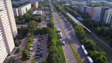 Berlin Marzahn yaz mevsimi 2023, Sarı banliyö treni S-Bahn, İHA 4K hava aracı ile havalandı.