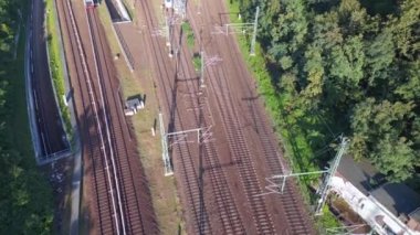 Hava manzaralı uçuş, sarı banliyö tren rayları S-Bahn İstasyonu Platformu köprüsü, Berlin Mitte yaz 2023 İHA 4K sinemasal eğimli.