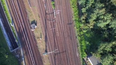 Hava manzaralı uçuş, sarı banliyö tren rayları S-Bahn İstasyonu Platformu köprüsü, Berlin Mitte yaz 2023 İHA 4K sinemasal eğimli.