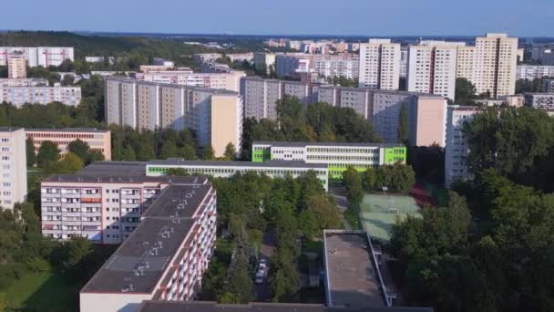 空中トップビューフライト 大型パネルシステムビルディングアパート プレハブ住宅複合体 ベルリンマルツァーン東ドイツの夏2023年夏 ドローン4K映画を傾けます — ストック動画