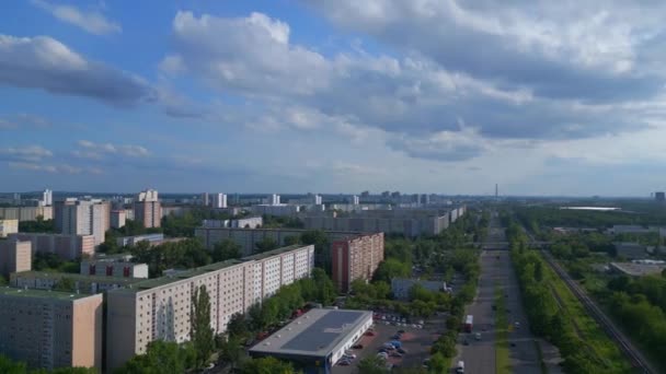 Rundflug Aus Der Luft Großes Plattenbau Systemhaus Wohnung Plattenbausiedlung Berlin — Stockvideo
