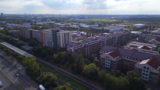 空中俯瞰飞行 柏林东德 马扎恩 预制住宅区 大型面板系统大楼 2023年夏 — 图库视频影像