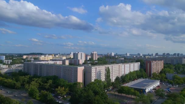 空中トップビューフライト 大型パネルシステムビルディングアパートメント プレハブ住宅複合施設 ベルリンマルツァーン東ドイツの夏2023年夏 パノラマの概要ドローン4K映画 — ストック動画