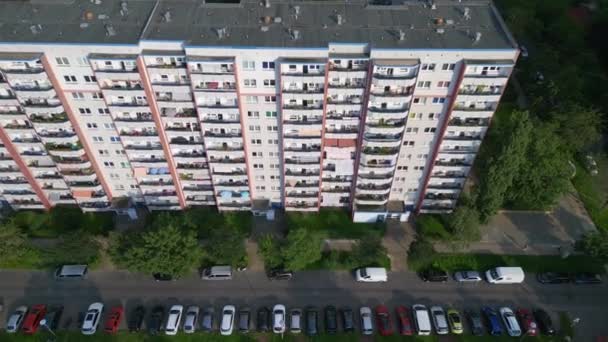 空中トップビューフライト 大型パネルシステムビルドアパートメント プレハブ住宅複合体 ベルリンマルツァーン東ドイツの夏2023年夏 ドローン上部ビュー4K映画 — ストック動画