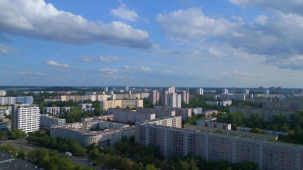 空中トップビューフライト 大型パネルシステムビルディングアパートメント プレハブ住宅複合施設 ベルリンマルツァーン東ドイツの夏2023年夏 フライリバースドローン4K映画 — ストック動画