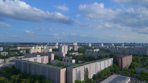 空中トップビューフライト 大型パネルシステムビルディングアパートメント プレハブ住宅複合施設 ベルリンマルツァーン東ドイツの夏2023年夏 パノラマの概要ドローン4K映画 — ストック動画