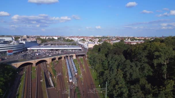柏林密特市S Bahn火车站月台桥 黄色近郊铁轨空中俯瞰飞行 — 图库视频影像