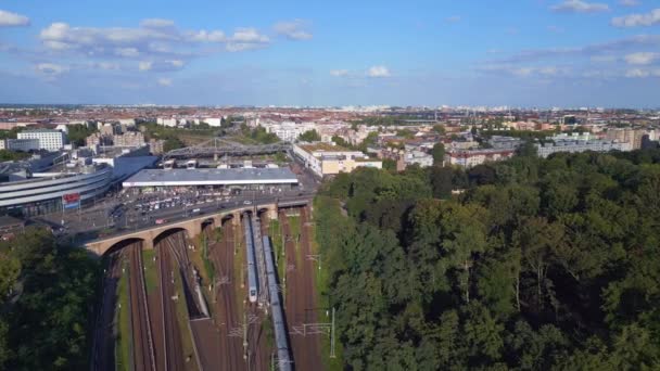 柏林密特市S Bahn火车站月台桥黄色郊区轨道空中俯瞰飞行2023年夏飞越4K无人驾驶飞机电影 — 图库视频影像