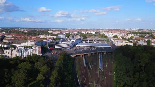 Luftaufnahme Flug Gelbe Bahn Gleise Bahnsteigbrücke Berlin Mitte Sommer 2023 — Stockvideo