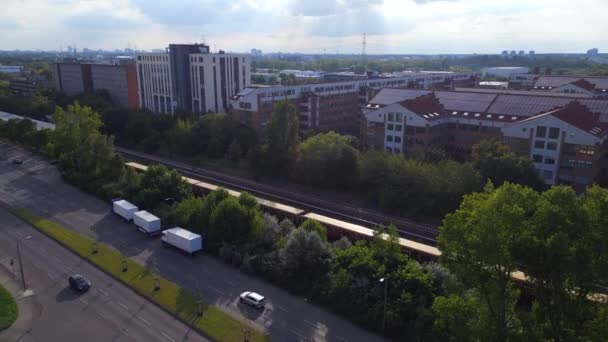 Lucht Top View Vlucht Gele Voorstedelijke Trein Bahn Rails Berlijn — Stockvideo