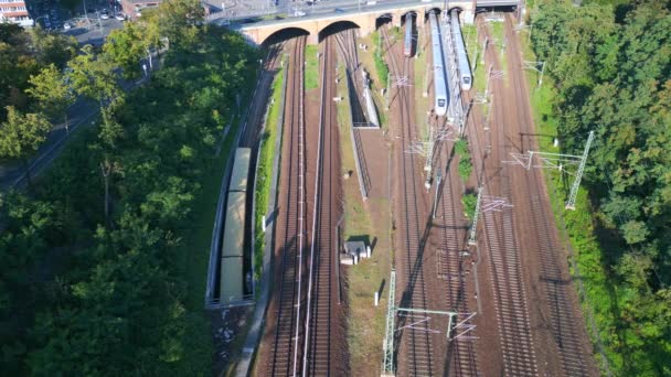 柏林密特市S Bahn火车站月台桥 黄色近郊铁轨 空中俯瞰飞行 — 图库视频影像