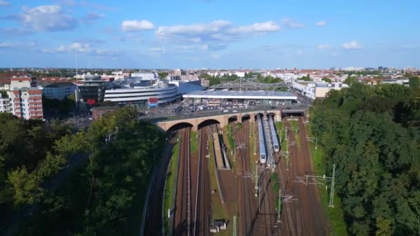 空中俯瞰飞行 黄色郊区铁轨S Bahn车站月台桥 柏林米特夏季2023 — 图库视频影像