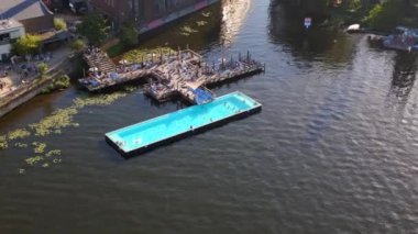 Sınır nehri kıyısındaki yüzme havuzu gemisi Spree, Batı Berlin akşamı 23 hız rampası Hiperlapse hareketli zaman aşımı 4k sinematik insansız hava aracı görüntüleri