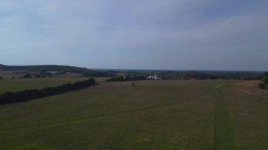 II-62 uçağı yere indi. Tepe yaz sahaları Brandenburg Almanya yaz 23 hız rampası Hiperlapse motionlapse zaman aşımı Yüksek kaliteli 4k sinematik çekim