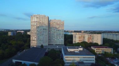 Berlin şehir konutları Marzahn Almanya. Panel sistem binası, prefabrik konut kompleksi, Marzahn Doğu Almanya altın saati 2023 Hız rampası Hiperlapse zaman atlamalı 4k sinemasal hız