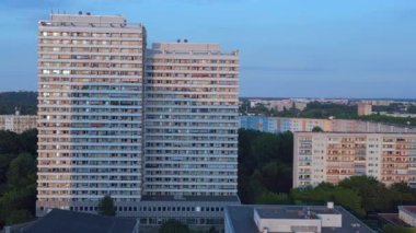 Berlin şehir konutları Marzahn Almanya. Panel sistem binası, prefabrik konut kompleksi, Marzahn Doğu Almanya altın saati 2023 Hız rampası Hiperlapse zaman atlamalı 4k sinemasal hız