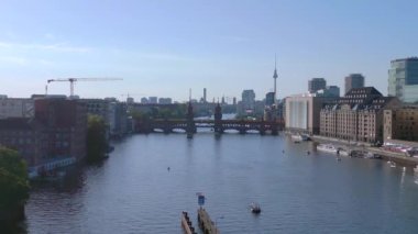 Oberbaum Köprüsü sınır nehri Spree, TV Kulesi Doğu Berlin akşamı 23. Hız rampası Hiperlapse hareketli zaman aşımı 4k sinematik