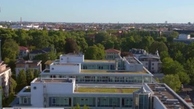 Sınır nehri Spree 'de ikiz kuleler. Doğu Berlin' de yaz akşamı. 23. Hız rampası.