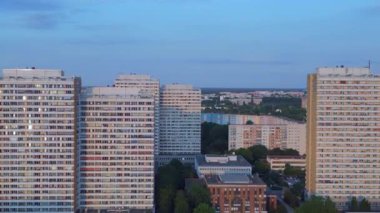 Berlin şehir konutları Marzahn Almanya. Panel sistem binası, prefabrik konut kompleksi, Marzahn Doğu Almanya altın saati 2023 İHA 4K 'dan iniyor.