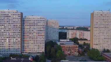 Berlin şehir konutları Marzahn Almanya. Panel sistem binası, prefabrik konut kompleksi, Marzahn Doğu Almanya altın saati 2023 Hız rampası Hiperlapse zaman atlamalı 4k sinemasal hız