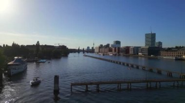 Oberbaum Köprüsü sınır nehri Spree, Tv Kulesi Doğu Berlin akşamı 23.