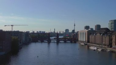 Oberbaum Köprüsü sınır nehri Spree, TV Kulesi Doğu Berlin, 23 yaz akşamı.