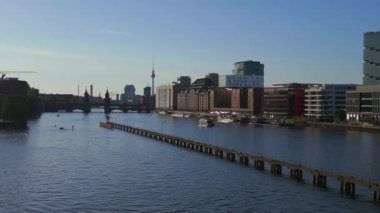 Oberbaum Köprüsü sınır nehri Spree, TV Kulesi Doğu Berlin, 23 yaz akşamı.