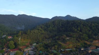 Sırt çantalı ada Tayland Koh Chang Kai Bae Plajı akşamı 2022 panorama insansız hava aracı yüksek kaliteli 4K sinematik görüntü