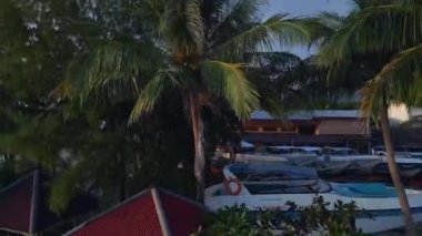 Sırt çantası adası Tayland Koh Chang Kai Bae Plajı akşamı 2022 İHA yüksek kaliteli sinematik görüntüler yükseliyor.