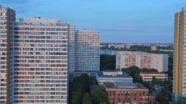 Berlin şehir konutları Marzahn Almanya. Panel sistem binası, prefabrik konut kompleksi, Marzahn Doğu Almanya altın saati 2023.