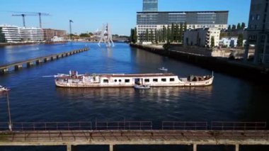 Molekül Adam sınır nehri Spree, Doğu Berlin akşamı 23. Panorama hava aracı yörüngesinde 4k sinematik görüntü